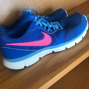 Womens Nike flex sneakers